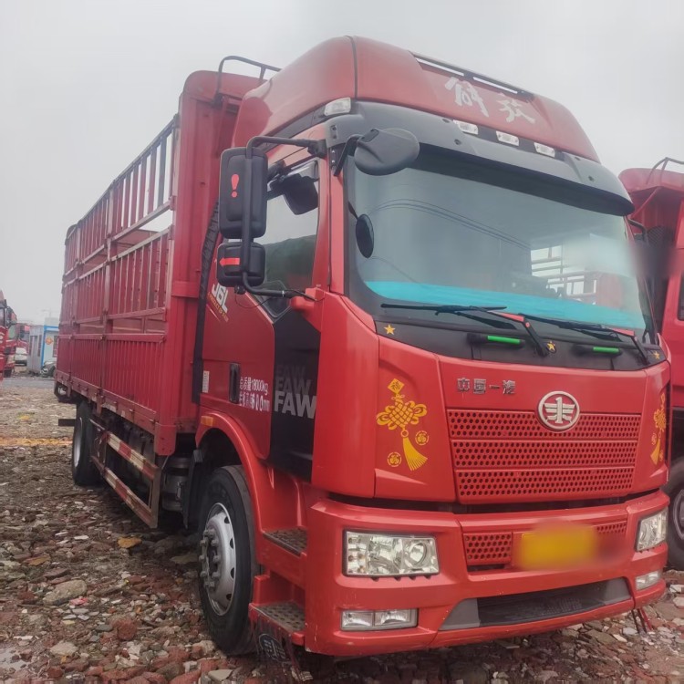 二手柳汽乘龙H5单桥 玉柴240国五 6.8米高栏货车