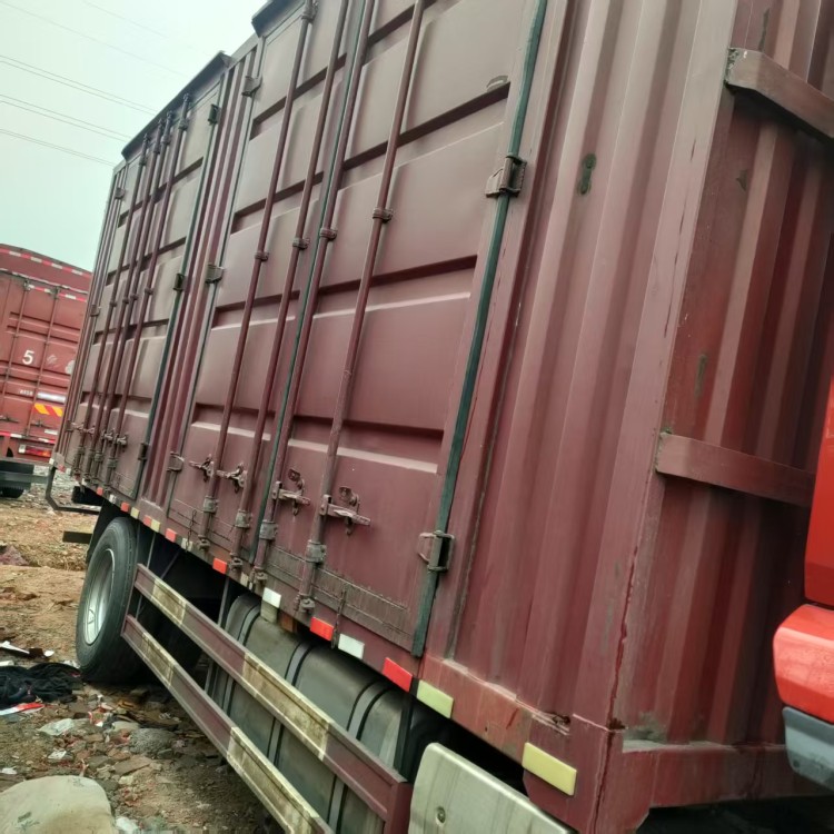 乘龙M3厢式货车 220马力 9.6米车厢 精品国五 玉柴
