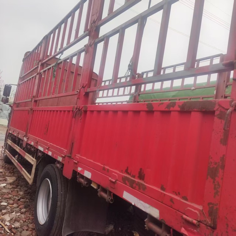 二手东风柳汽乘龙H5单桥车 玉柴260马力 6.8米高栏货车