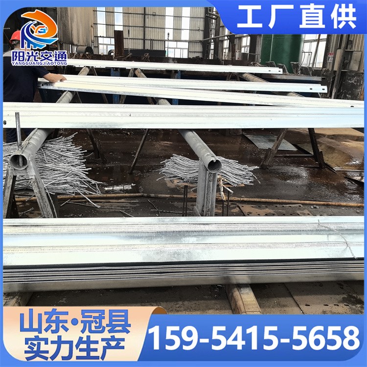 高速护栏 景区定制钢板网护栏 边境隔离