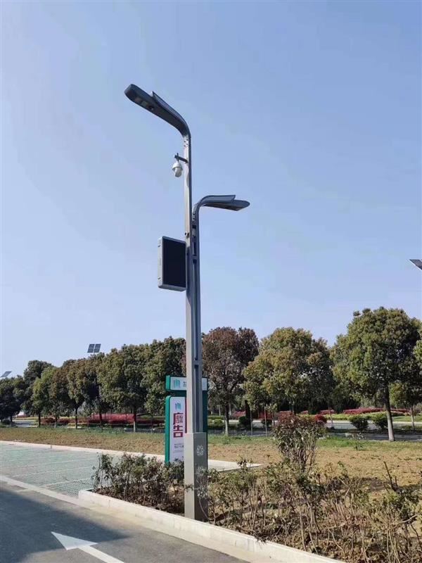 5G基站智慧路灯带视频监控LED显示屏广播多杆合一路灯杆件