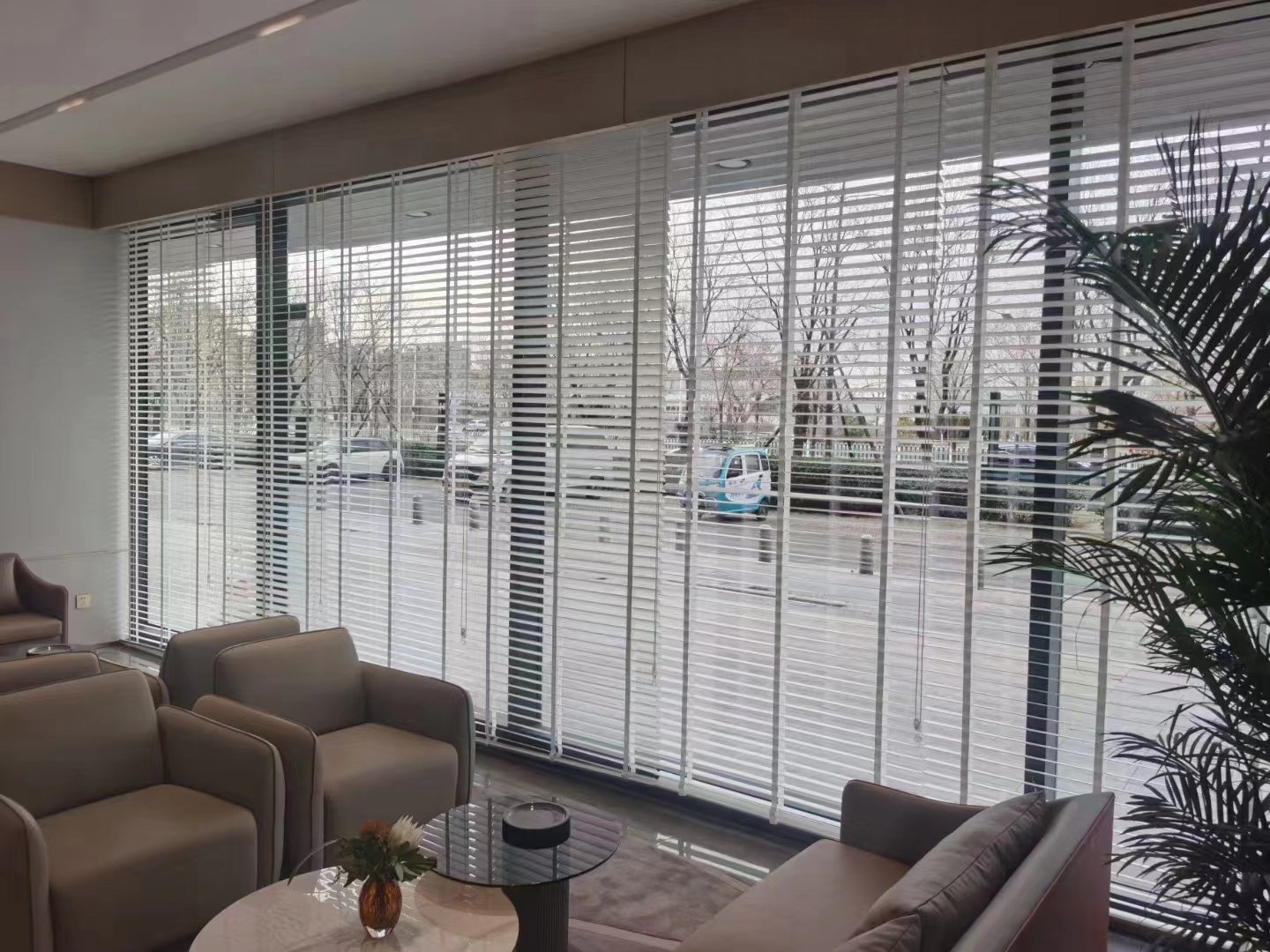 鑫艺诚厂家 四惠定做各种遮阳窗帘 酒店写字楼办公室电动卷帘百叶