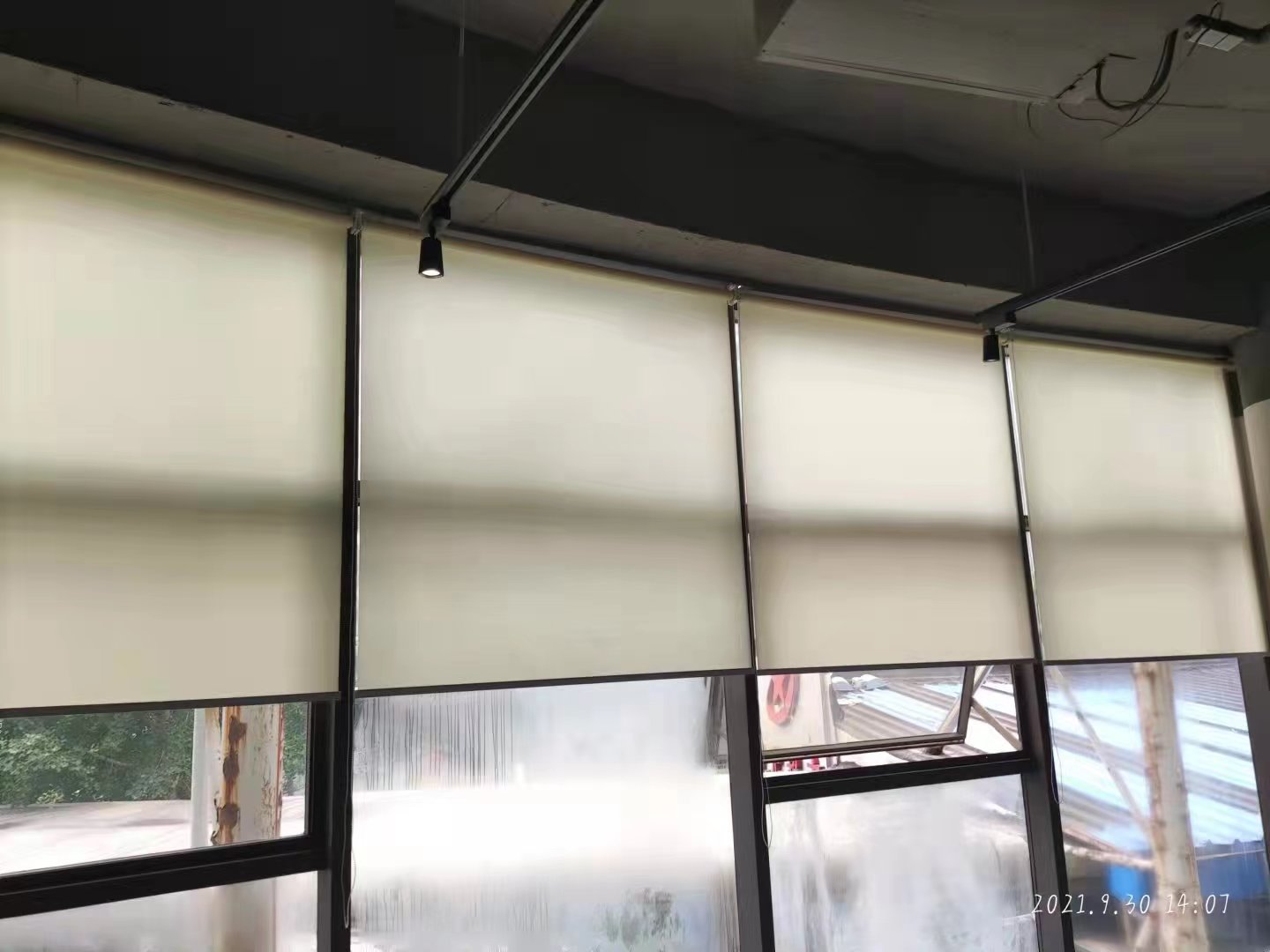 梨园定做遮光窗帘 鑫艺诚 办公室卷帘百叶电动帘 免费上门测量