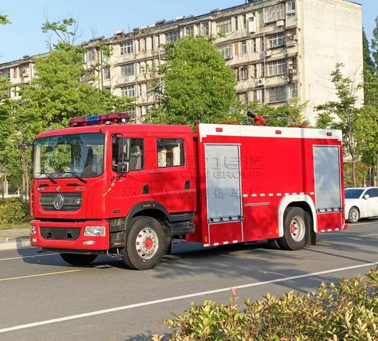 大型泡沫水罐消防车 泡沫喷洒 扬程远 动力足 越野性能强 可挂牌