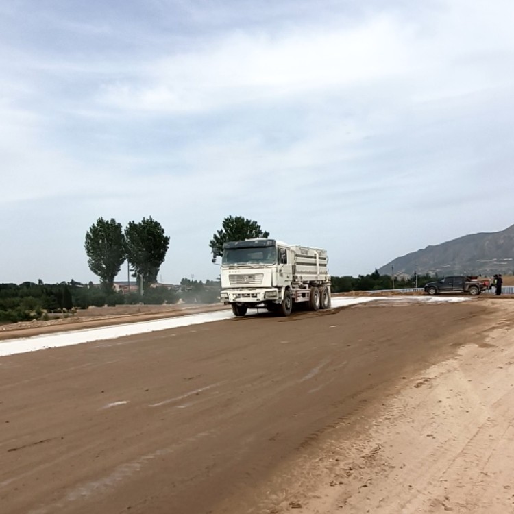 牵引灰土撒布车 大型封闭式12方水泥撒料机 市政道路撒灰车