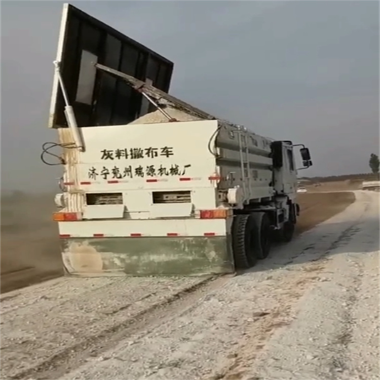 工程自行式灰料撒布车 高速公路撒料车 白灰撒灰车