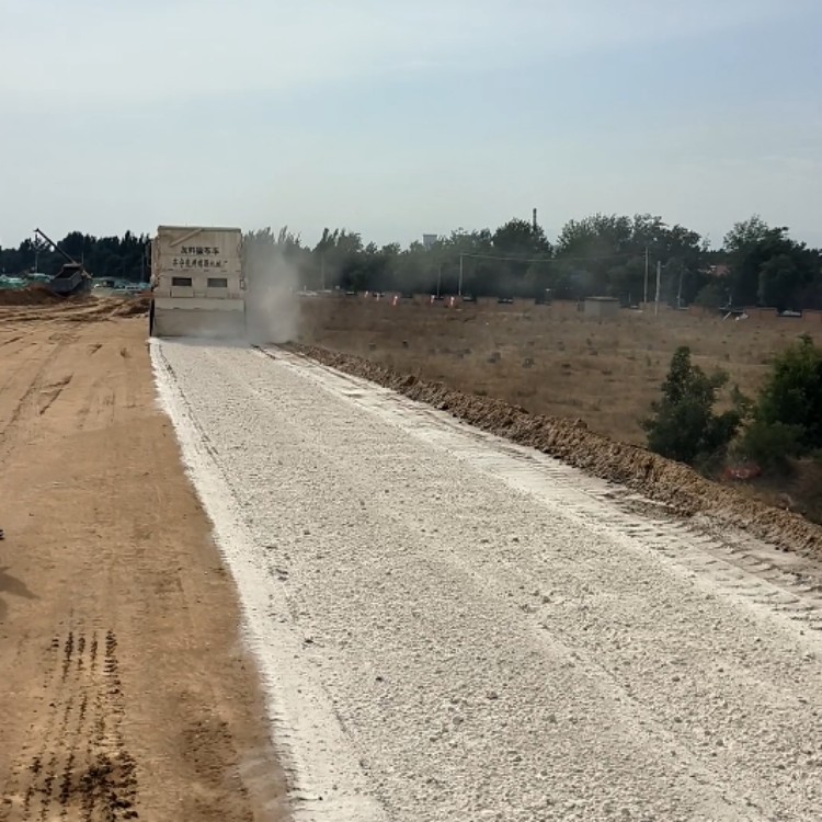 高速公路牵引式撒布车 宽度可调撒灰车 爬坡能力强撒灰均匀