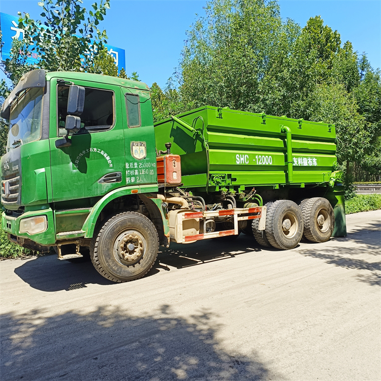 封闭式白灰水泥撒灰车 水泥沙子摊铺车 消解灰路面撒料车