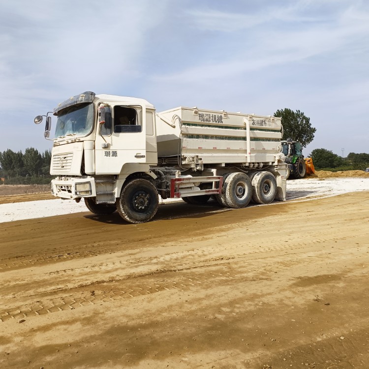 瑞源灰料撒料车 大型撒布车 12方自主式工程道路撒灰车