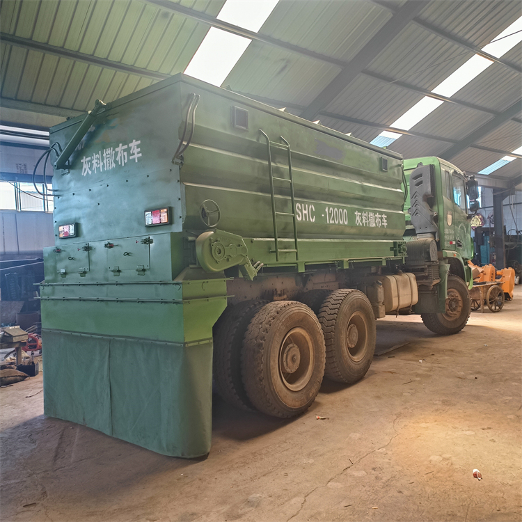 8方粉料撒布车 撒布机牵引式撒灰机工程路面石灰粉白灰摊铺