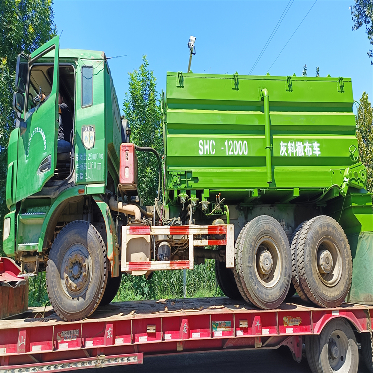 工程路面撒布车 水泥粉料后置式撒灰车 修高速路面撒料车