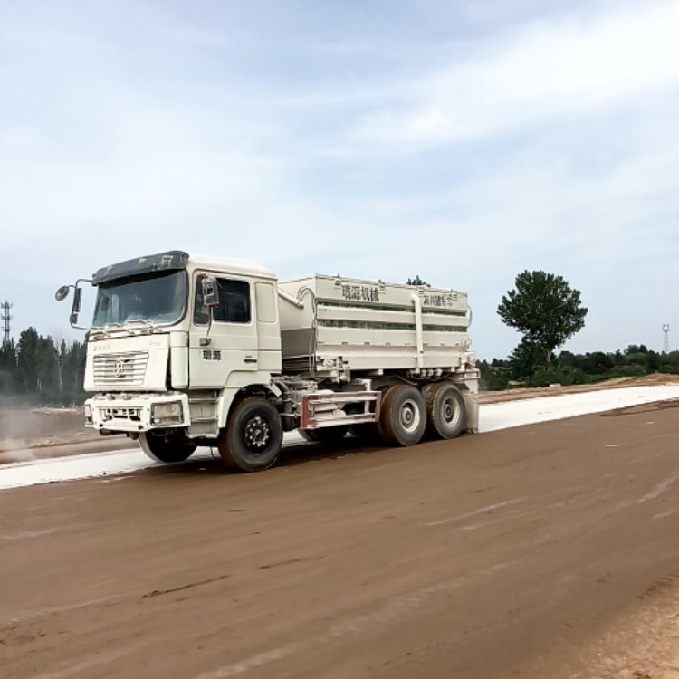 机场跑道修建石灰撒灰车 工程道路灰料撒布车 结构紧凑