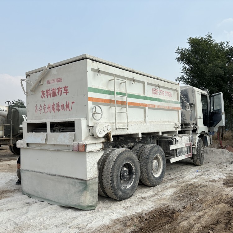 12方水泥白灰撒布车 消解灰撒料车 重汽改装撒灰车