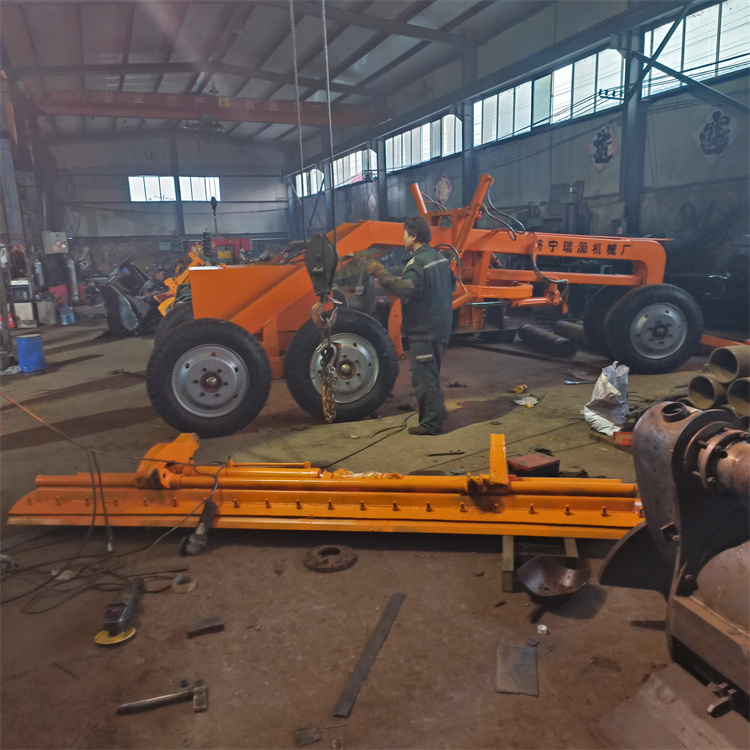开荒坡地耕地刮平机 多功能牵引式路面平地机 硬土地铲雪机