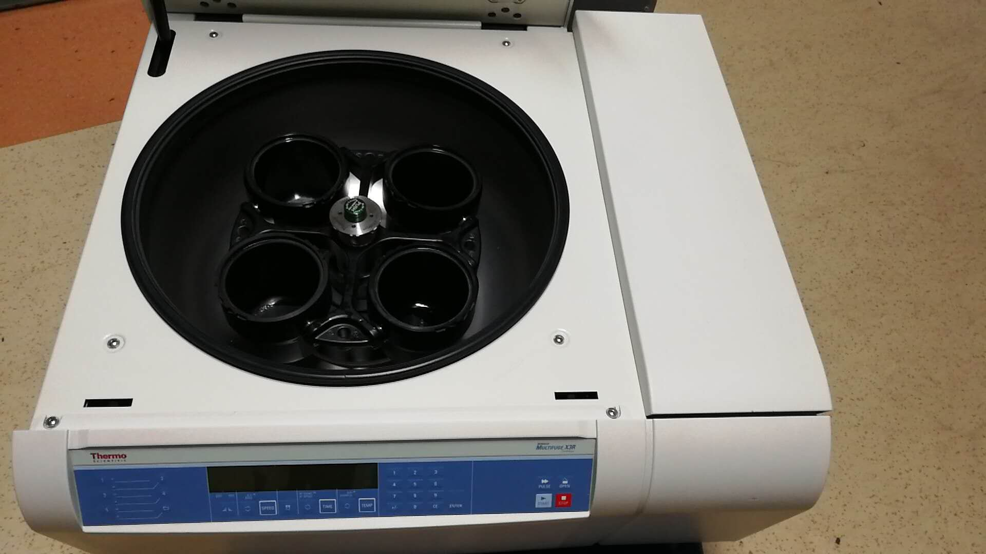 赛默飞 Sorvall™ WX 100+ 超高速离心机无需复杂设置，一键启动